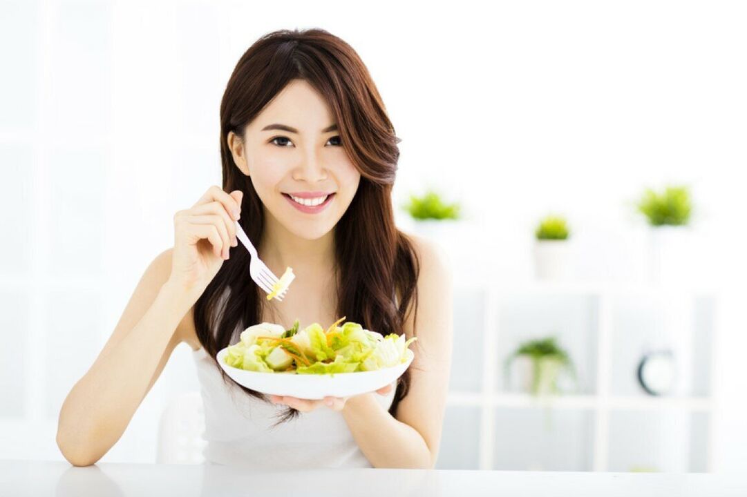 日本女人吃沙拉